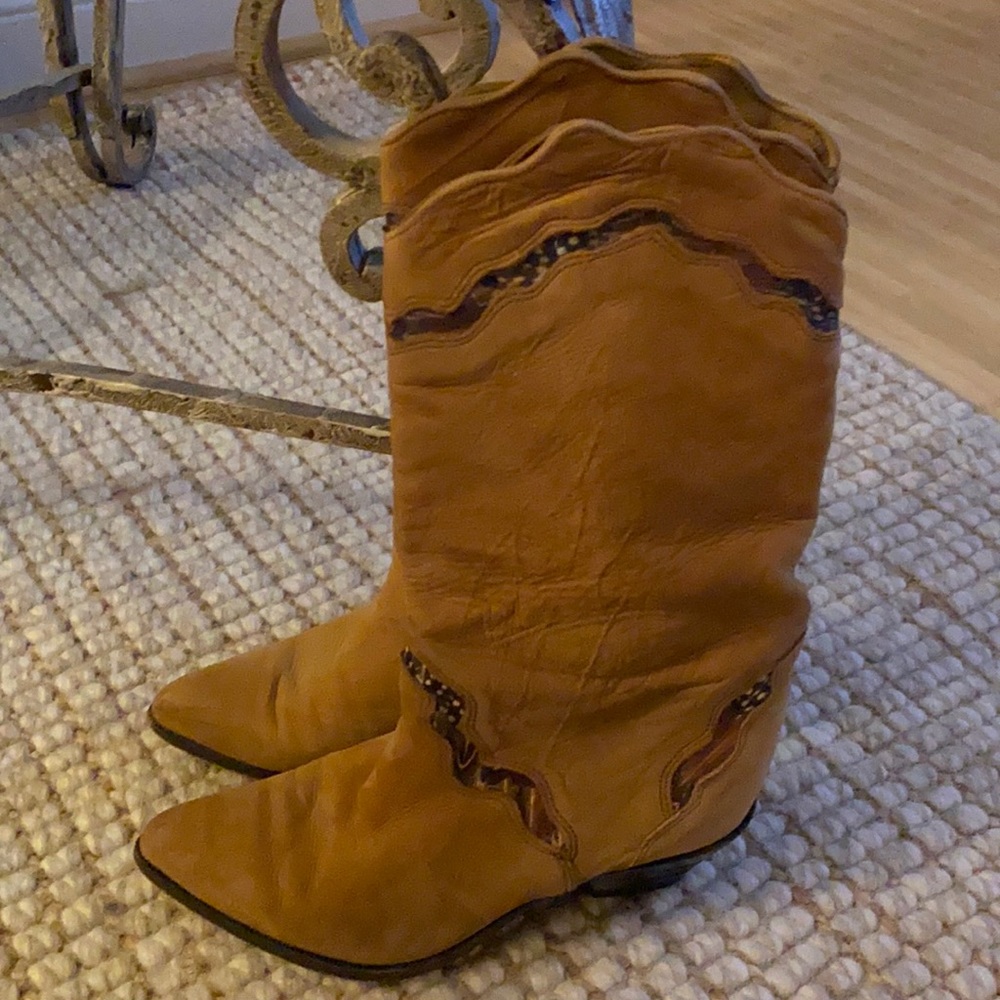 Vintage Zodiac boots Size 6.5  Beautiful feather trim design. Color Carmel boots